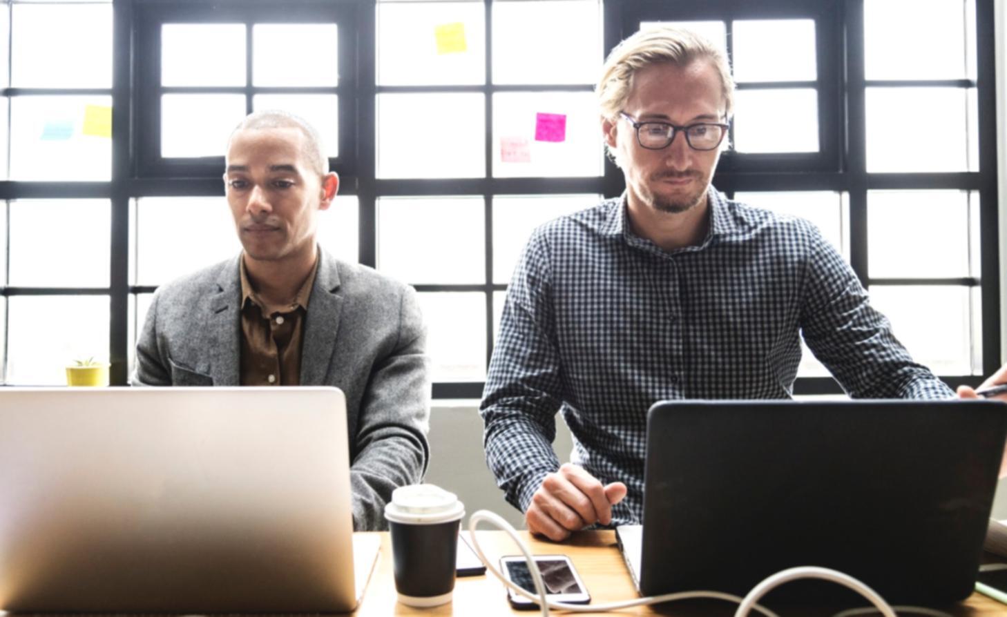 Arbeitsplatz mit Finanzunterlagen und Laptop