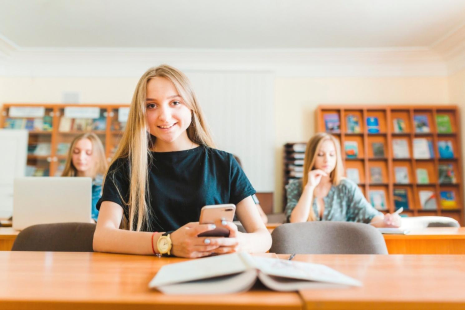 Person arbeitet an Finanzplanung